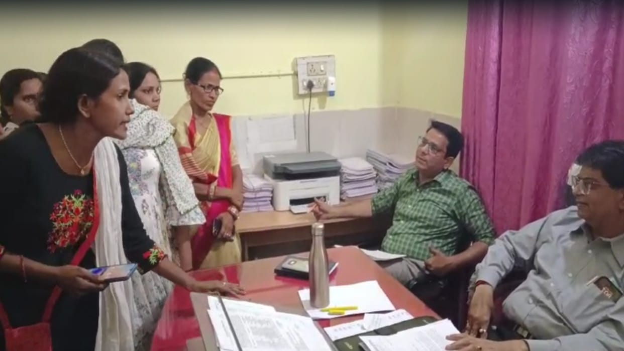 Asha workers demonstrated against the arbitrariness of officials, raised slogans at CMO office