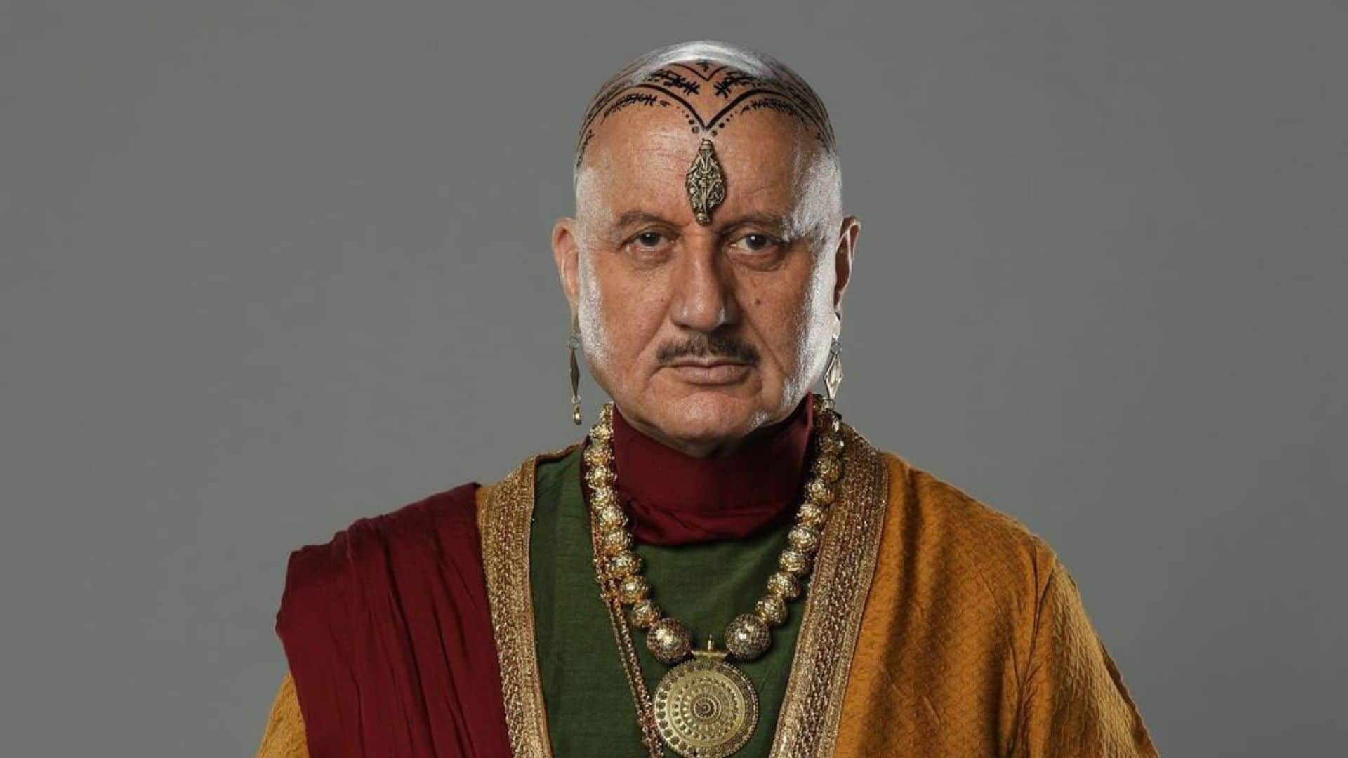 Famous Bollywood Stars Started Career From Theatre Naseeruddin Shah Manoj Bajpyaee Anupam Kher