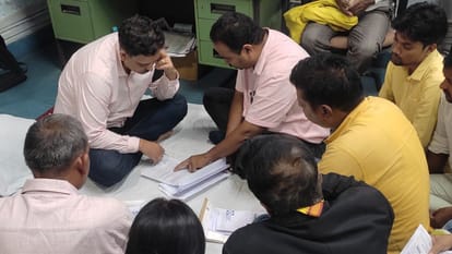 अनशन के दौरान भी मरीजों की जांच करते डॉक्टर ओमशंकर।