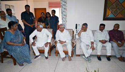 Bihar News: CM Nitish Kumar reached the house of late Sushil Modi, met his family members and paid tribute.
