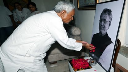 Bihar News: CM Nitish Kumar reached the house of late Sushil Modi, met his family members and paid tribute.