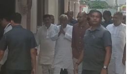 Bihar News: CM Nitish Kumar reached the house of late Sushil Modi, met his family members and paid tribute.