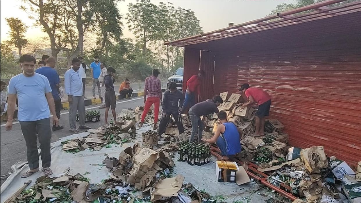Truck full of beer boxes coming from Rewari overturned in Fatehabad, accident happened due to animal coming
