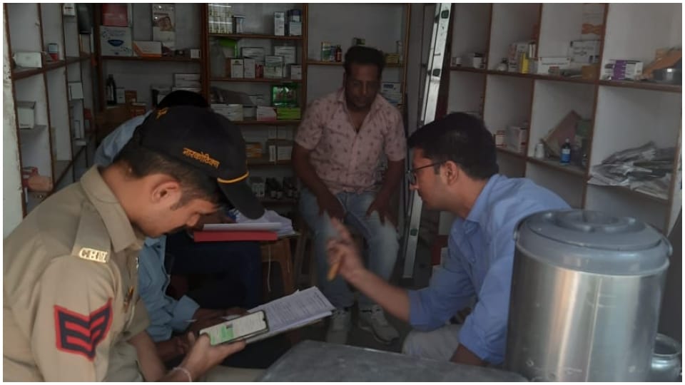 कार्रवाई करती नारकोटिक्स विभाग की टीम।