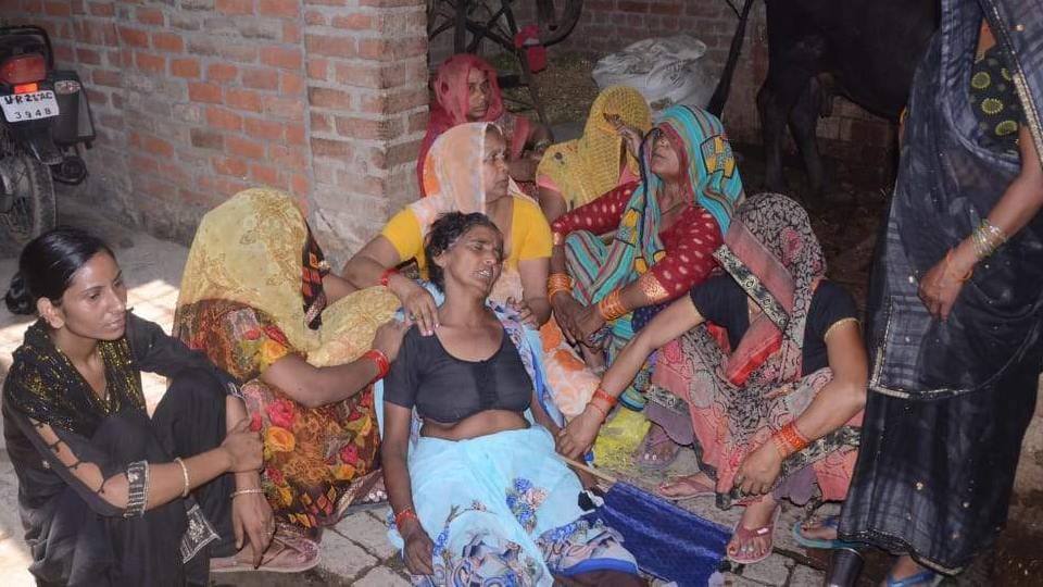 Chandausi: After dispute wife went to her parents house, taxi driver committed suicide by hanging himself.