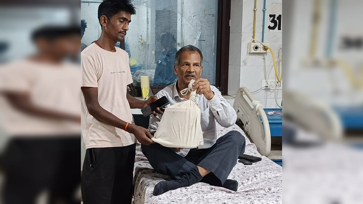 Professor NB Singh, who caught one thousand snakes, was bitten by a cobra, admitted to the hospital.
