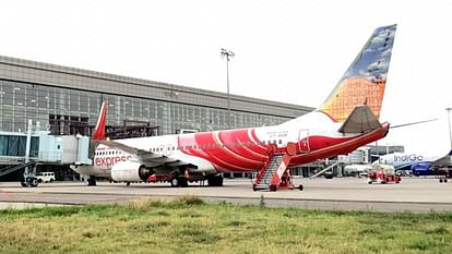 Air India Express Row: ओमान में भारतीय की मौत पर फूटा परिजनों का गुस्सा, कार्यालय के बाहर शव रखकर मांगा मुआवजा Kin of man who died in Oman protest outside AISATS office over cancelled flight, seek damages
