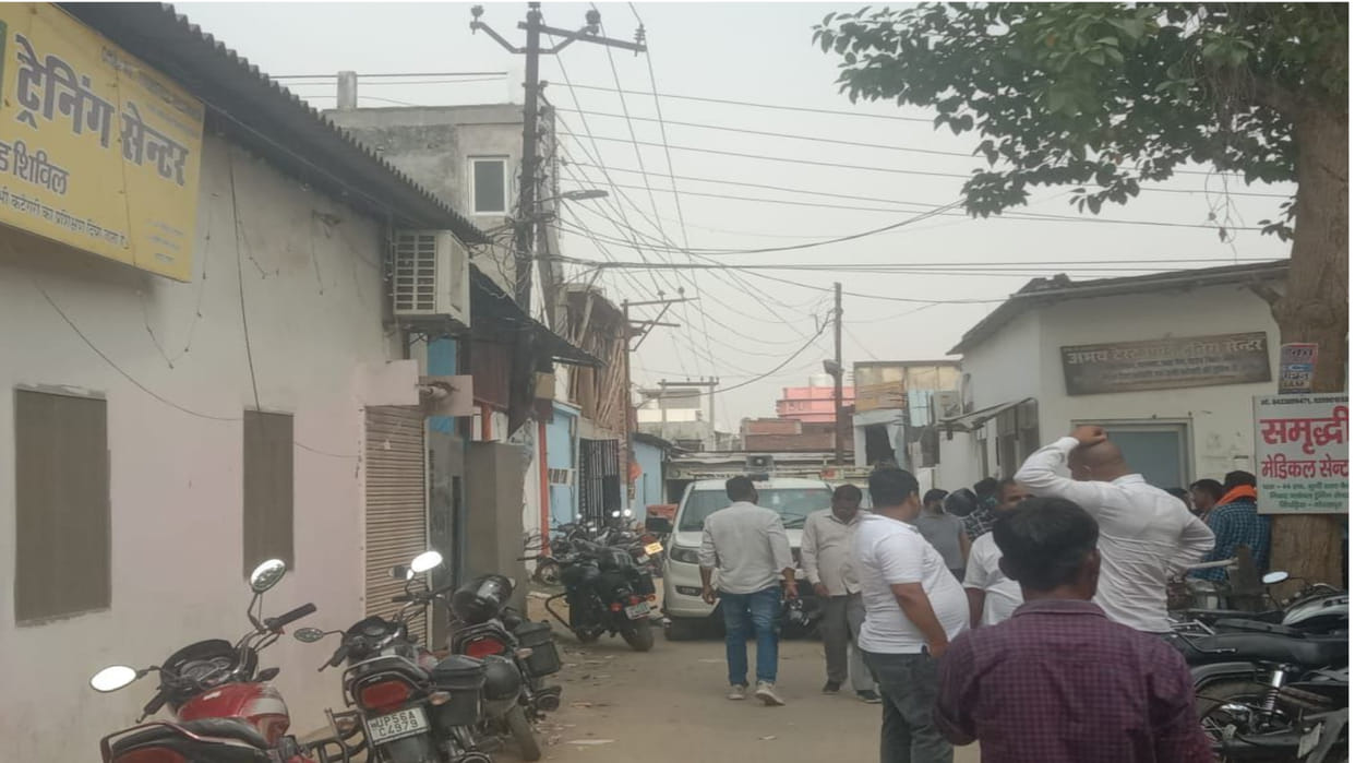 Raid in the office of a foreign sending company in Gorakhpur singhadiya area