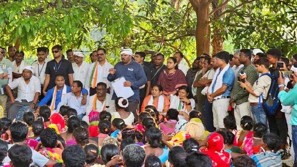 ग्रामीणों से मिलते कांग्रेस नेता