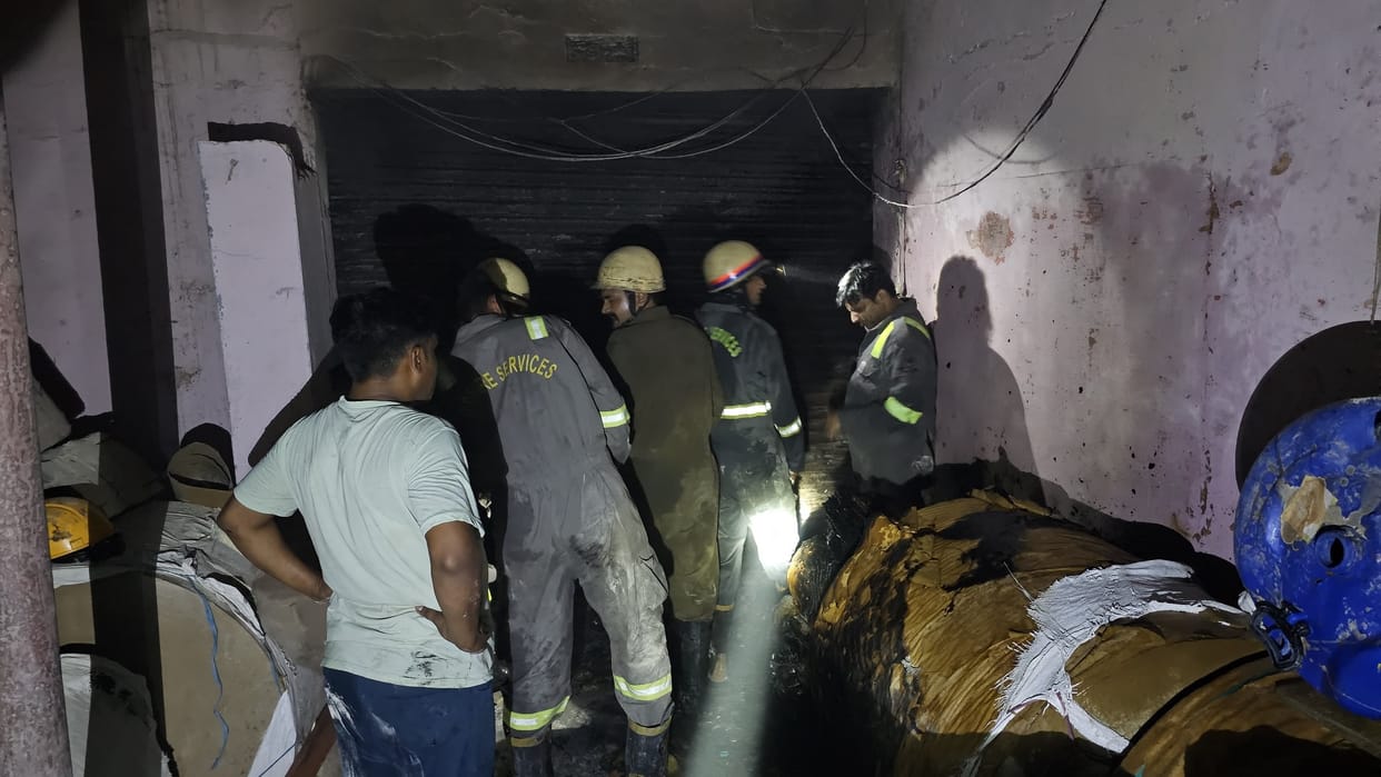 massive fire broke out in the cardboard factory of Sahibabad of Ghaziabad