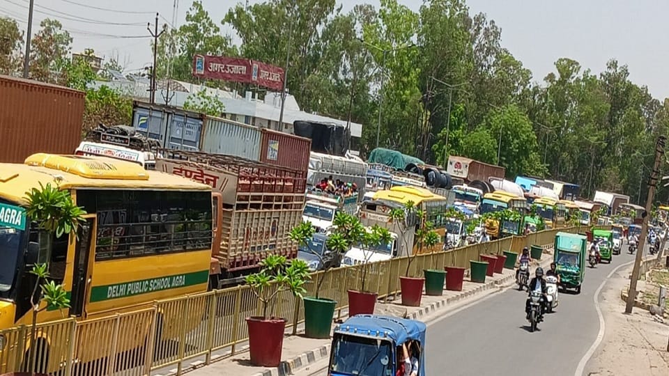 Truck dragged car for 100 meters on Gurdwara Cut screams