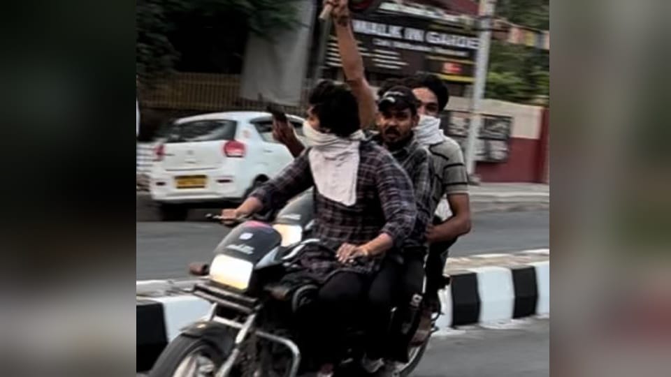 Dehradun News Fight between two groups of youths ran away waving pistols after firing in air
