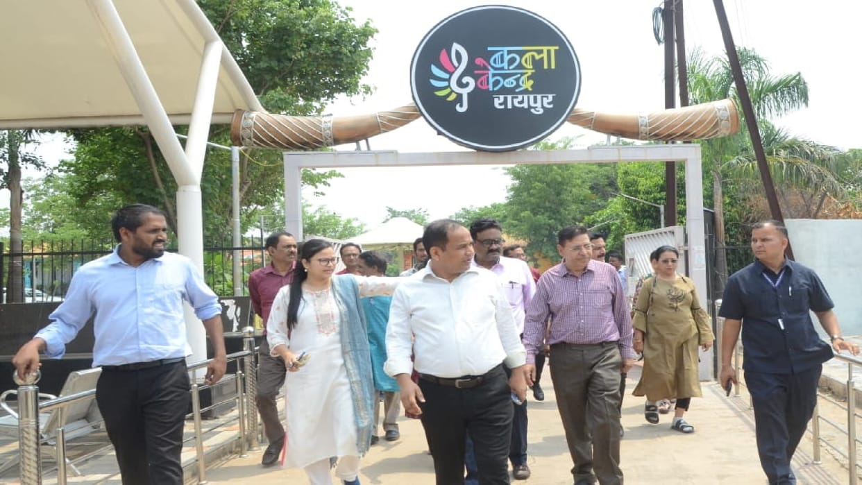 Raipur: Art lovers are learning many genres including singing, playing, tabla