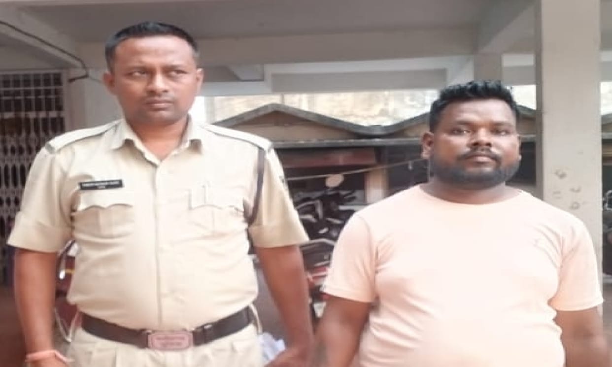 cashier embezzled lakhs from his own company in Raipur