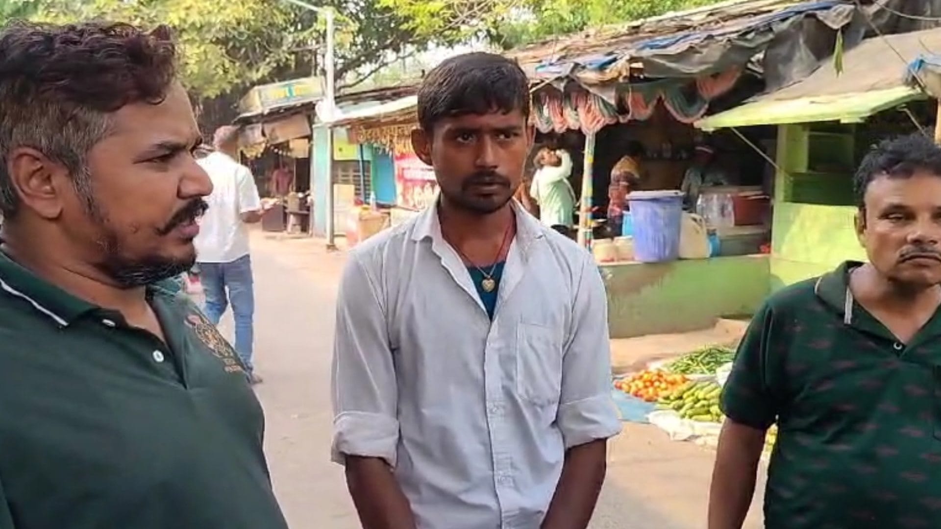 जज के सामने हिरासत में खड़े शख्स की पिटाई