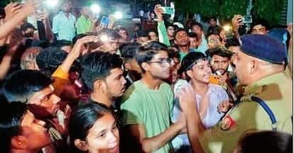 विद्यालय गेट पर हंगामा करते छात्रों को समझाते डीसीपी  पश्चिम विजय ढुल