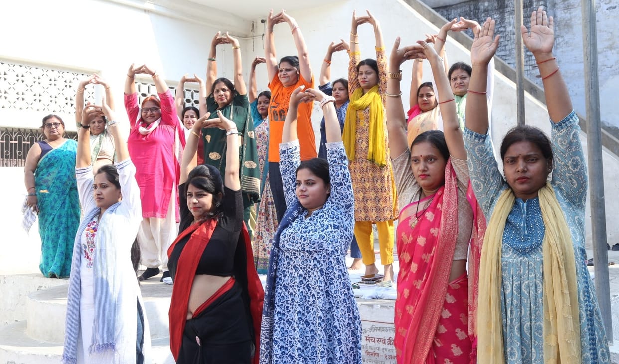 Amar Ujala Foundation, Girl students got the mantra to stay healthy through yoga, girls doing better yoga were
