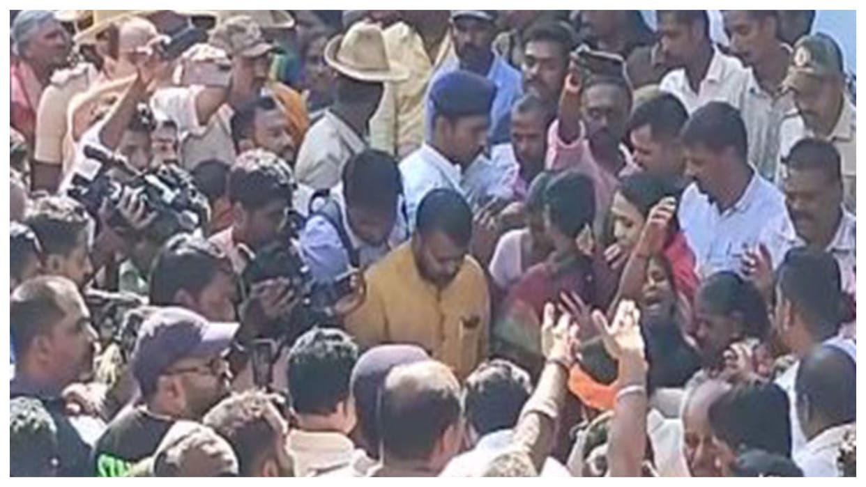In Hubli, Karnataka, a young man stabbed a 20-year-old girl to death after she rejected his love proposal