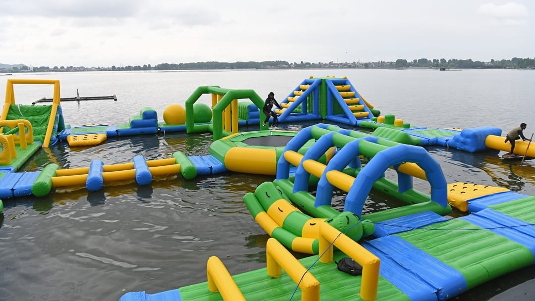 Tourism in Kashmir : Kashmir buzzing with tourists nearabout 90 percent hotels and houseboats book for next tw