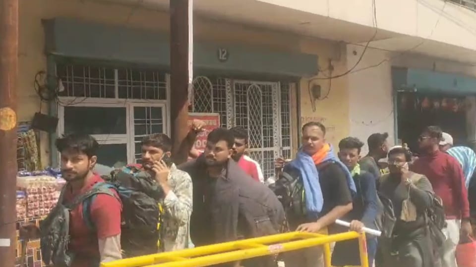 Chardham Yatra 2024 Three km long line of devotees from sitapur to Sonprayag to go  Kedarnath Dham