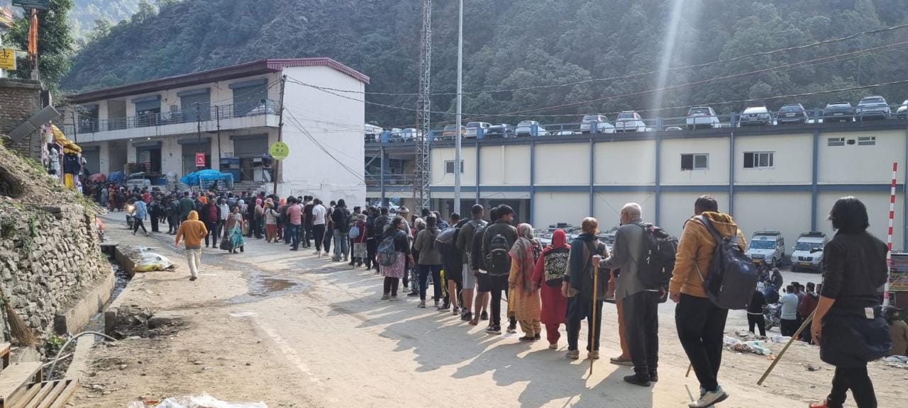 Chardham Yatra 2024 Three km long line of devotees from sitapur to Sonprayag to go  Kedarnath Dham