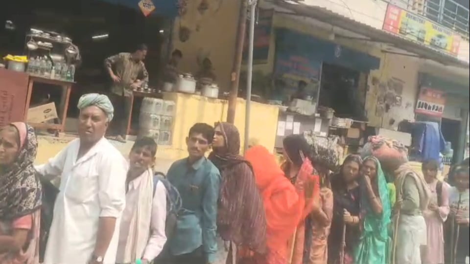 Chardham Yatra 2024 Three km long line of devotees from sitapur to Sonprayag to go  Kedarnath Dham