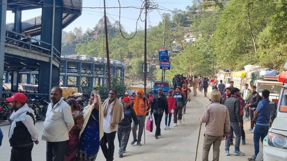Chardham Yatra 2024 Three km long line of devotees from sitapur to Sonprayag to go  Kedarnath Dham