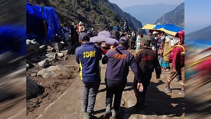 Kedarnath Dham DDRF SDRF team helping pilgrims in Yatra Route due to ill health Chardham Yatra 2024