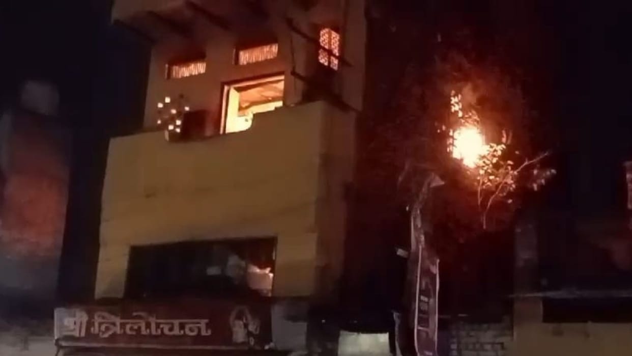 massive fire broke out sweet shop in varanasi domestic cylinder