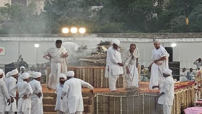 Madhavi Raje Scindia funeral Jyotiraditya Scindia bids last farewell to Madhavi Raje by shaving his head Photo