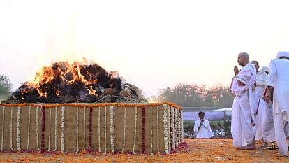 Madhavi Raje Scindia funeral Jyotiraditya Scindia bids last farewell to Madhavi Raje by shaving his head Photo