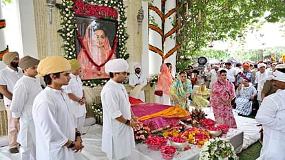 Madhavi Raje Scindia funeral Last farewell of Rajmata Madhavi Raje crowd gathered to pay tribute