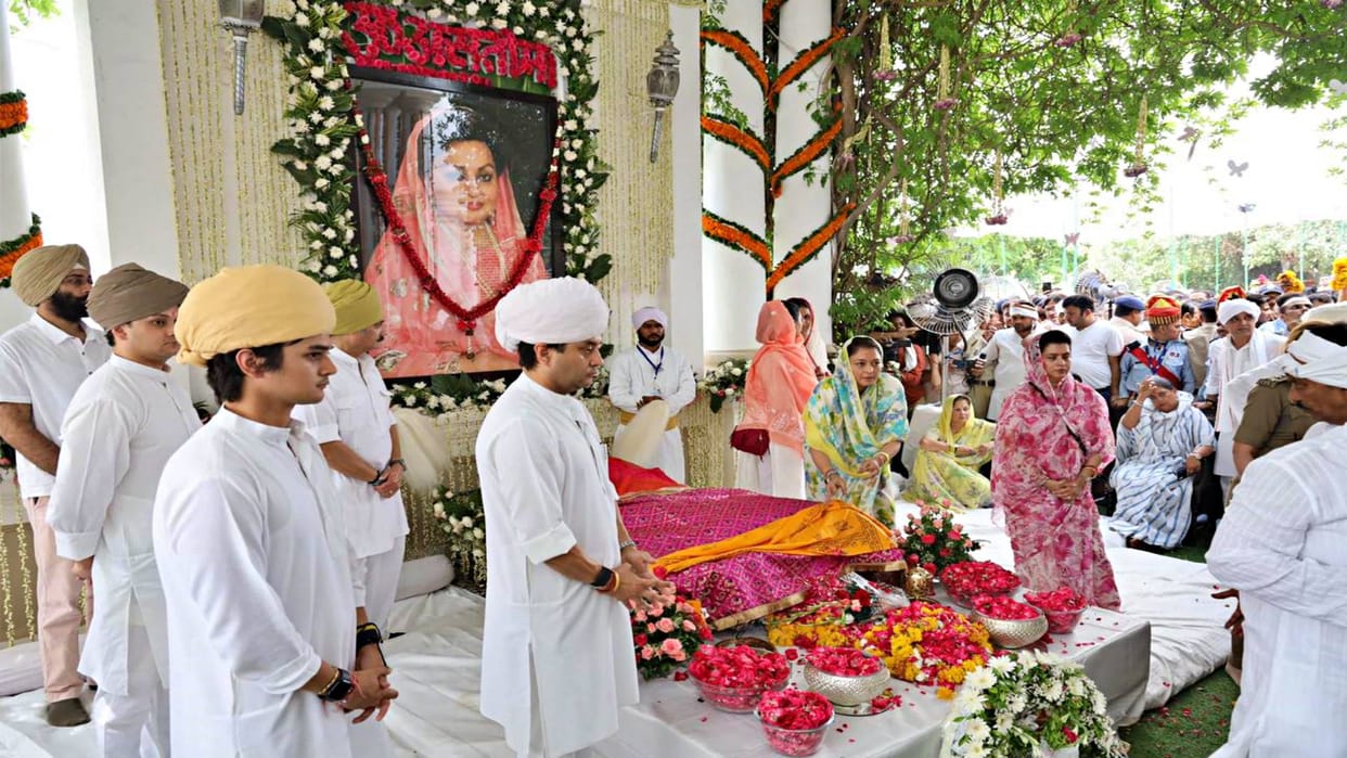 Madhavi Raje Scindia funeral Last farewell of Rajmata Madhavi Raje crowd gathered to pay tribute