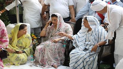 Madhavi Raje Scindia funeral Jyotiraditya Scindia bids last farewell to Madhavi Raje by shaving his head Photo