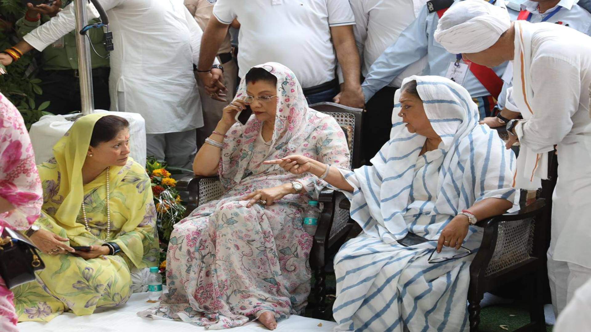 Madhavi Raje Scindia funeral Jyotiraditya Scindia bids last farewell to Madhavi Raje by shaving his head Photo