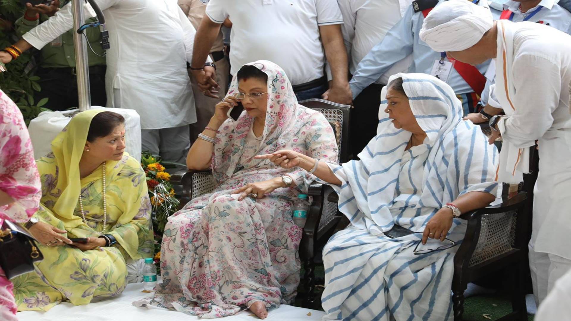 Madhavi Raje Scindia funeral Jyotiraditya Scindia bids last farewell to Madhavi Raje by shaving his head Photo