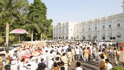 Madhavi Raje Scindia funeral Jyotiraditya Scindia bids last farewell to Madhavi Raje by shaving his head Photo