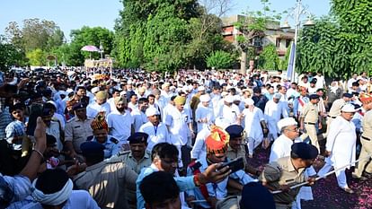 Madhavi Raje Scindia funeral Jyotiraditya Scindia bids last farewell to Madhavi Raje by shaving his head Photo