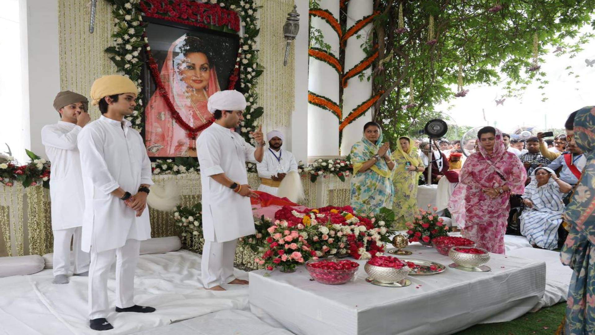 Madhavi Raje Scindia funeral Jyotiraditya Scindia bids last farewell to Madhavi Raje by shaving his head Photo