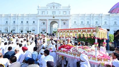 Madhavi Raje Scindia funeral Jyotiraditya Scindia bids last farewell to Madhavi Raje by shaving his head Photo