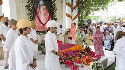 Madhavi Raje Scindia funeral Jyotiraditya Scindia bids last farewell to Madhavi Raje by shaving his head Photo