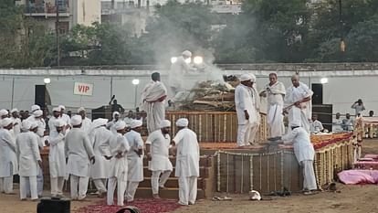 Madhavi Raje Scindia funeral Jyotiraditya Scindia bids last farewell to Madhavi Raje by shaving his head Photo