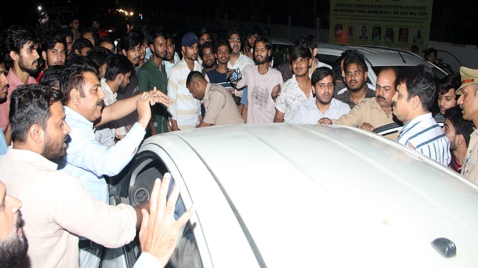 Uproar over Baba Syed by students who failed in 12th AMU