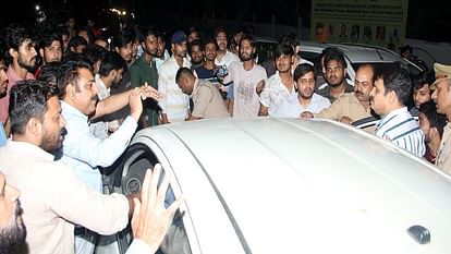 AMU: 12वीं में फेल छात्रों का बाबे सैयद पर हंगामा, शिक्षक-प्रधानाचार्यों पर लगाया कम अंक देने का आरोप Uproar over Baba Syed by students who failed in 12th AMU