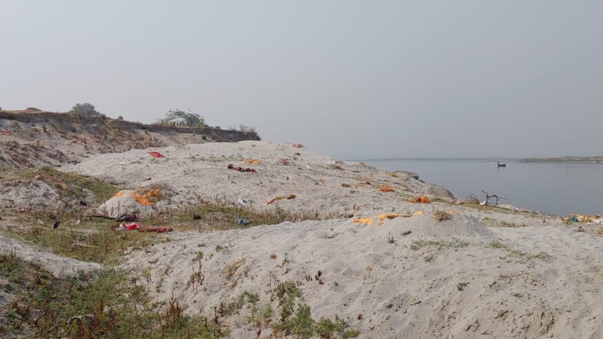 More than a hundred dead bodies were buried on the banks of Ganga within three months, SDM ordered investigati