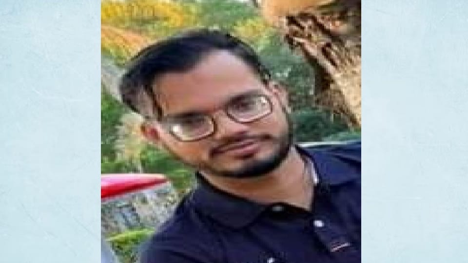 Rampur: bull hit bike rider, he jumped and fell on road, died after being hit by tractor-trolley