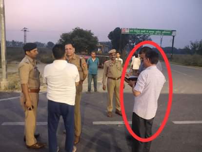 लूट के दौरान जानकारी लेती पुलिस।