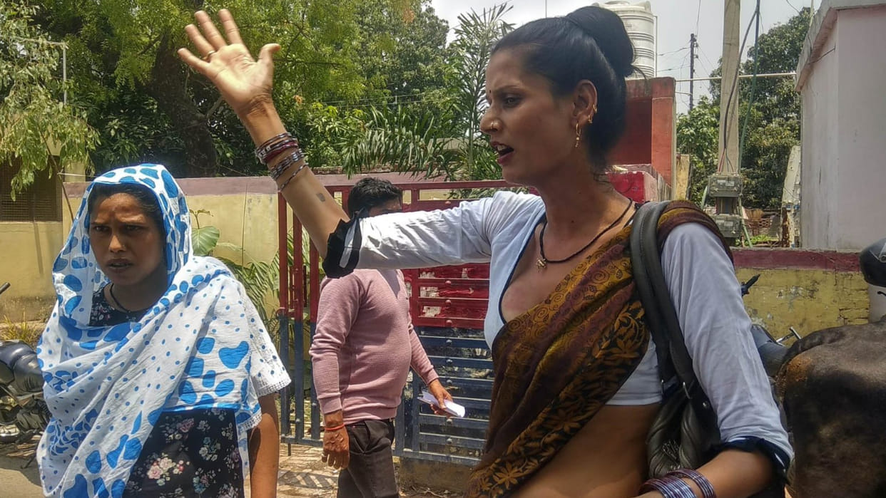In Deoria, eunuchs surrounded the Kotwali police station. Alleged that even after complaint no action is being