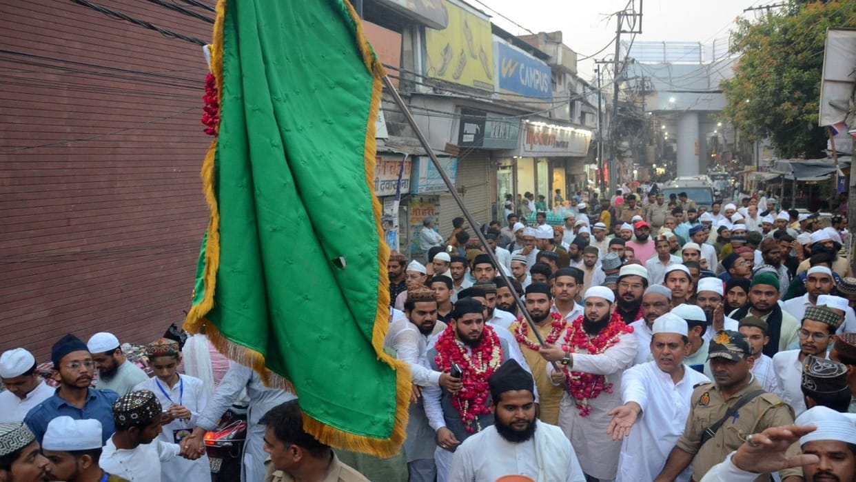 Urs-E-Tajushshariya begins with ritual of parcham kushai in bareilly