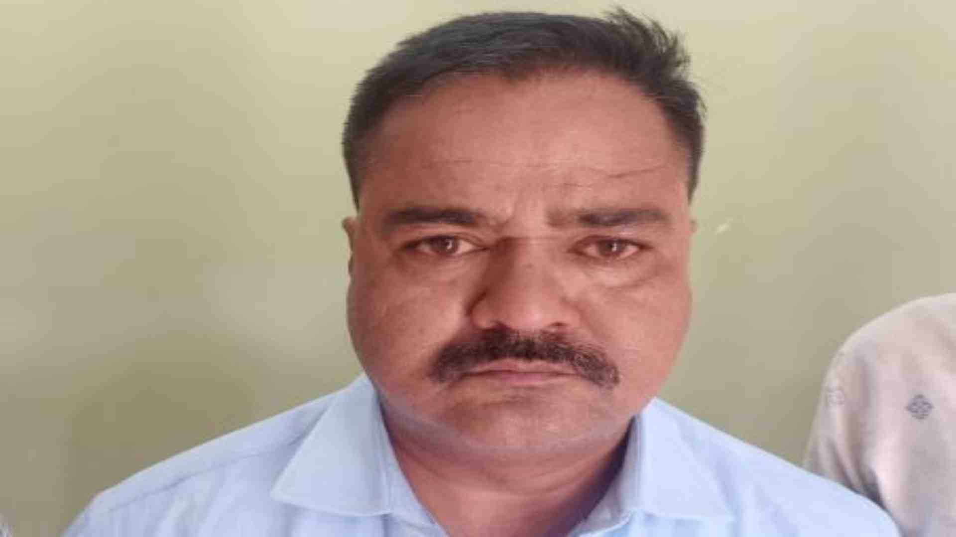 आरोपी भू-अभिलेख निरीक्षक।
